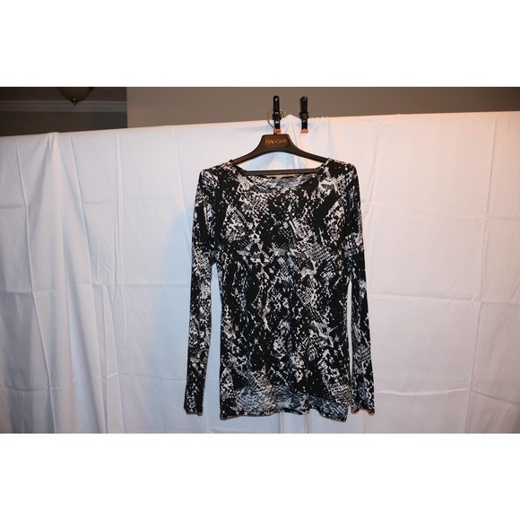 Apt 9 Black and White Assymetric Tee, Size L long Sleeve. - Picture 1 of 10